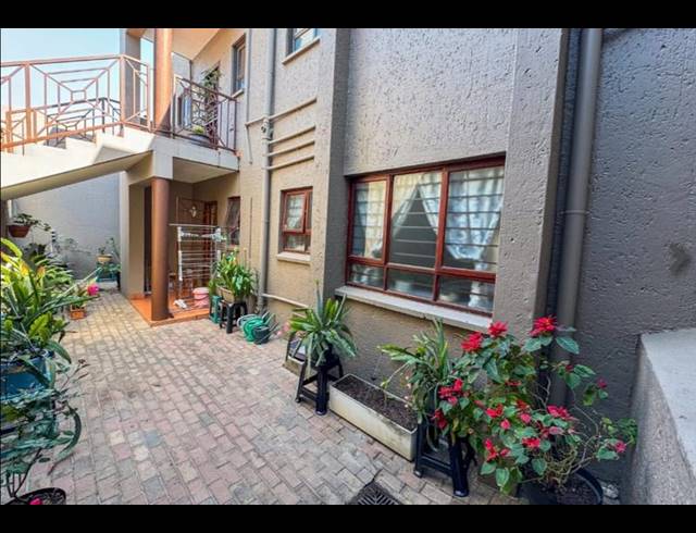2 BEDROOM TOWNHOUSE FOR SALE IN BASSONIA